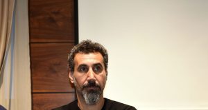 Serge Tankian: “Las fuerzas internacionales de paz pueden garantizar el regreso de los armenios y su seguridad en Nagorno Karabaj”