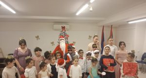 Los alumnos de la escuela ” Ayb Mesropatar ” se despiden del año con una obra de teatro