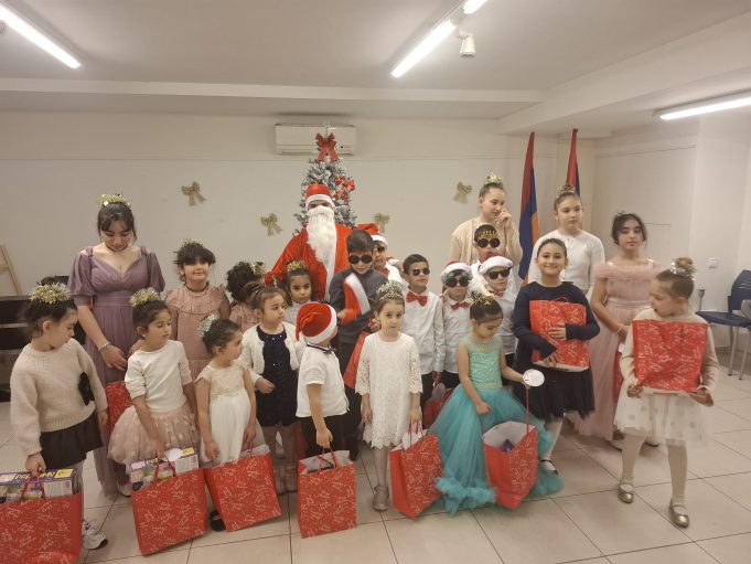 Los alumnos de la escuela ” Ayb Mesropatar ” se despiden del año con una obra de teatro