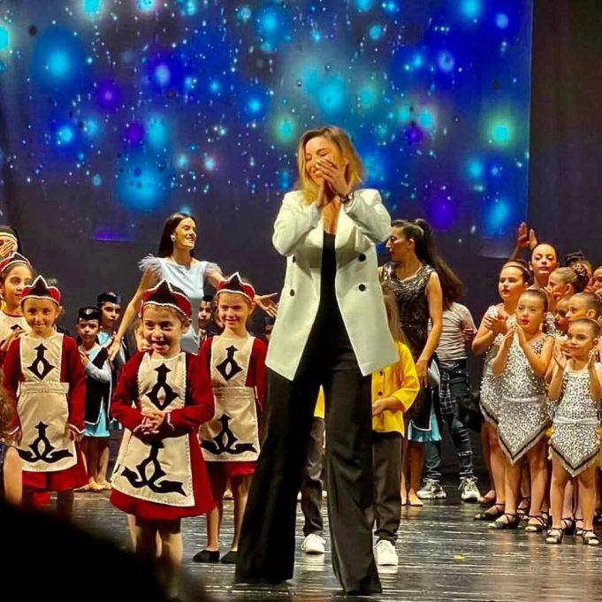 Eni Dance studio presentó los bailes armenios en el moll de la fusta