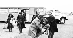 Como resultado de las masacres de armenios en Azerbaiyán a finales de la década de 1980 y principios de la de 1990, aproximadamente 400.000 armenios fueron expulsados del país