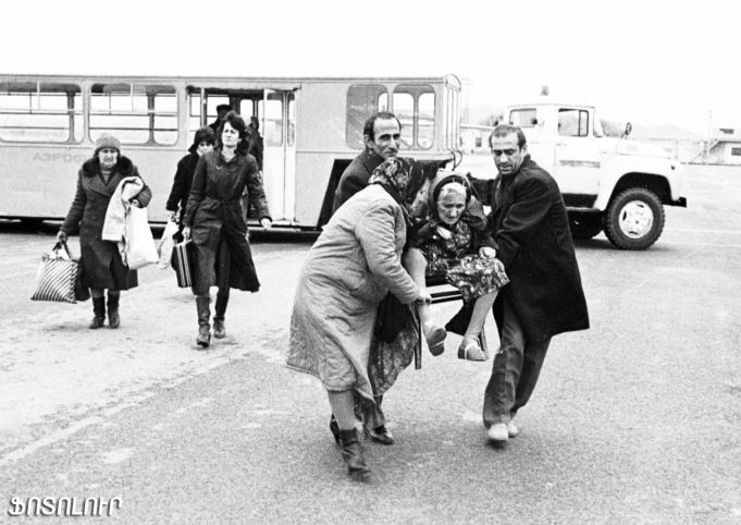 Como resultado de las masacres de armenios en Azerbaiyán a finales de la década de 1980 y principios de la de 1990, aproximadamente 400.000 armenios fueron expulsados del país