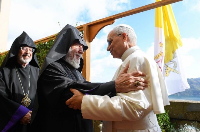 León XIV recibió al patriarca armenio, en la residencia papal en Castel Gandolfo.