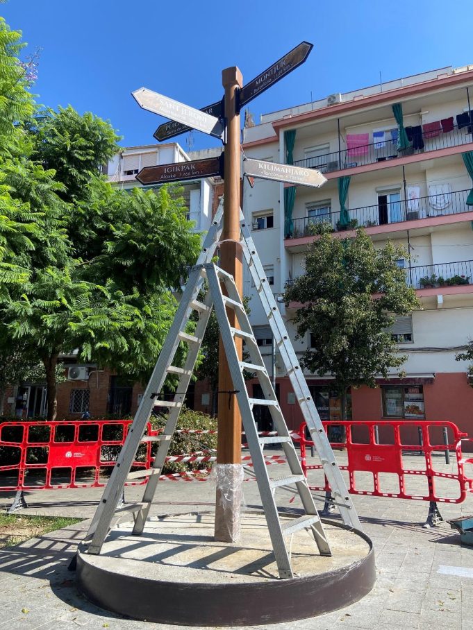 Inauguración de panel informativo indicando distancia desde Santa Coloma de Gramenet hasta el Monte Ararat