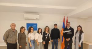 La Asociación Armenia en Catalunya Ararat recibe al regidor Salvador Clavera en el Espacio por la Paz y la Solidaridad de Santa Coloma de Gramenet
