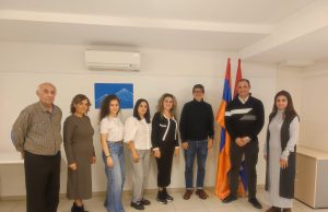 La Asociación Armenia en Catalunya Ararat recibe al regidor Salvador Clavera en el Espacio por la Paz y la Solidaridad de Santa Coloma de Gramenet
